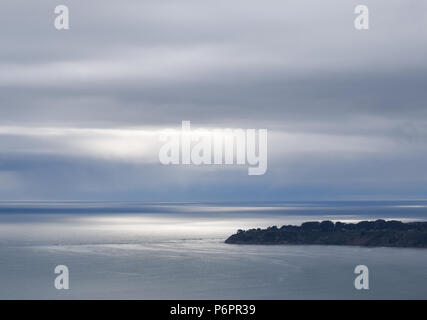 Una spessa coltre di nebbia e nuvole oscura il sole di setting oltre la piccola città costiera di Bolinas a Marin County vicino a San Francisco, California Foto Stock