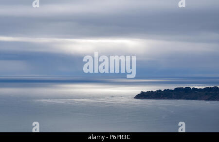 Una spessa coltre di nebbia e nuvole oscura il sole di setting oltre la piccola città costiera di Bolinas a Marin County vicino a San Francisco, California Foto Stock
