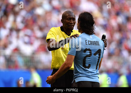 Samara, Russia - 25 giugno 2018. Arbitro FIFA Malang Diedhiou dal Senegal parlando di avanzamento uruguayano Edinson Cavani durante la Coppa del Mondo FIFA 2018 corrispondono Foto Stock