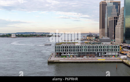 La città di New York / STATI UNITI D'America - 20 GIU 2018: East River con Pier e Governors Island al mattino presto nella città di New York Foto Stock