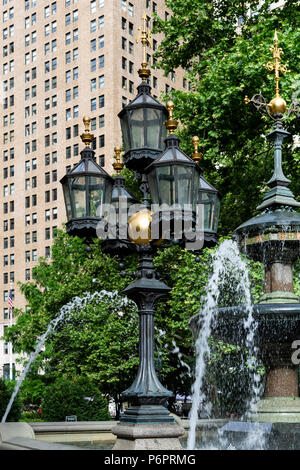 La città di New York / STATI UNITI D'America - 20 GIU 2018: acob Wrey Fontana di stampo Street light nel Quartiere Finanziario di Manhattan a New York City Foto Stock