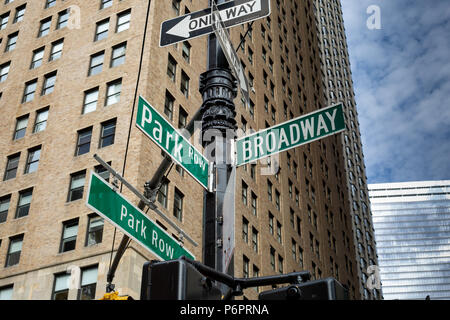 La città di New York / STATI UNITI D'America - 20 GIU 2018: Broadway Street segno nel Distretto Finanziario di Manhattan a New York City Foto Stock
