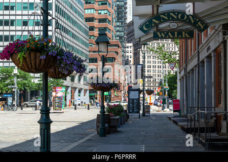 La città di New York / STATI UNITI D'America - 25 GIU 2018: South Street Seaport in Lower Manhattan a New York City Foto Stock