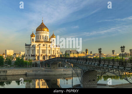 Mosca lo skyline della citta' presso la Cattedrale di Cristo Salvatore e il ponte sul fiume di Mosca Mosca, Russia Foto Stock