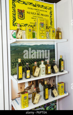 New York, NY - Luglio 2, 2018: olio d'oliva prodotti dalla Nunez de Prado di Spagna sul display durante il New York 2018 Summer Fancy Food Show a Jacob Javits Center Foto Stock