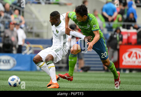 Seattle, Washington, Stati Uniti d'America. Il 30 giugno, 2018. OZZIE ALONSO (6) e DAIRON ASPRILLA (27) battaglia per il possesso della palla come il Portland legnami riprodurre le sirene di Seattle in una conferenza occidentale corrispondono al secolo campo Collegamento a Seattle, WA. Credito: Jeff Halstead/ZUMA filo/Alamy Live News Foto Stock