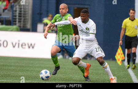 Seattle, Washington, Stati Uniti d'America. Il 30 giugno, 2018. OZZIE ALONSO (6) e DAIRON ASPRILLA (27) battaglia per il possesso della palla come il Portland legnami riprodurre le sirene di Seattle in una conferenza occidentale corrispondono al secolo campo Collegamento a Seattle, WA. Credito: Jeff Halstead/ZUMA filo/Alamy Live News Foto Stock