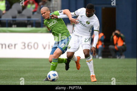 Seattle, Washington, Stati Uniti d'America. Il 30 giugno, 2018. OZZIE ALONSO (6) e DAIRON ASPRILLA (27) battaglia per il possesso della palla come il Portland legnami riprodurre le sirene di Seattle in una conferenza occidentale corrispondono al secolo campo Collegamento a Seattle, WA. Credito: Jeff Halstead/ZUMA filo/Alamy Live News Foto Stock