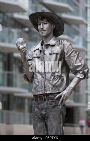 Calgary, Canada. 1 Luglio, 2018. Busker esegue in Eau Claire area del centro cittadino di Calgary in Canada il giorno. Rosanne Tackaberry/Alamy Live News. Foto Stock