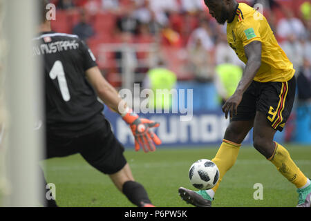 Romelu Lukaku (BEL) punteggi il suo team il terzo obiettivo passato portiere Farouk Ben Mustapha (TUN) durante la Coppa del Mondo FIFA Russia 2018 Gruppo G match tra Belgio 5-2 in Tunisia Spartak Stadium di Mosca, Russia, 23 giugno 2018. (Foto di ESTREMO ORIENTE PREMERE/AFLO) Foto Stock