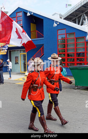 Due ufficiali di RCMP marzo nel Canada annuale parata del giorno su Granville Island, Vancouver, British Columbia. Foto Stock