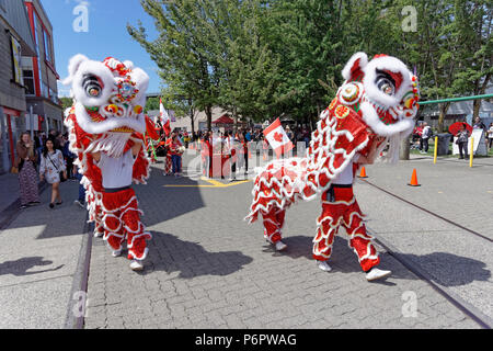 Drago Cinese ballerini eseguono in Canada annuale parata del giorno su Granville Island, Vancouver, British Columbia Foto Stock