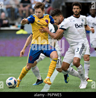 Vancouver, Canada. 1 Luglio, 2018. Colorado Rapids Sam Nicholson (L) contende a Vancouver Whitecaps Sean Franklin durante la MLS partita di calcio tra Vancouver Whitecaps e Colorado Rapids in Vancouver, Canada, 1 luglio 2018. Colorado Rapids ha vinto 1-0 . Credito: Andrew Soong/Xinhua/Alamy Live News Foto Stock