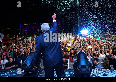 Messico, Città del Messico. 2 Luglio, 2018. Andrés Manuel Lopez Obrador, divenne il prossimo Presidente messicano Domenica elezioni più grande in Messico della storia. Obrador, noto come AMLO, risolve il popolo messicano a Zocalo plaza principale. Credito: Miguel Juarez Lugo/ZUMA filo/Alamy Live News Foto Stock