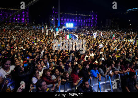 Messico, Città del Messico. 2 Luglio, 2018. Andrés Manuel Lopez Obrador, divenne il prossimo Presidente messicano Domenica elezioni più grande in Messico della storia. Obrador, noto come AMLO, risolve il popolo messicano a Zocalo plaza principale. Credito: Miguel Juarez Lugo/ZUMA filo/Alamy Live News Foto Stock