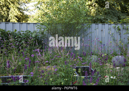 East Molesey, Regno Unito. 2 Luglio, 2018.Southend giovani delinquenti "un luogo di pensare". Premere il tasto Giorno avviene ad RHS Hampton Court Palace Flower Show che corre dal 2º-8Luglio 2018. È la più grande fiera dei fiori nel mondo che coprono oltre 34 acri con il pezzo centrale essendo la lunga passeggiata. Ci sono vari giardini per ammirare e raccogliere idee da lungo con impianto, bancarelle di fiori e di varie altre funzioni di giardino. Credito: Keith Larby/Alamy Live News Foto Stock