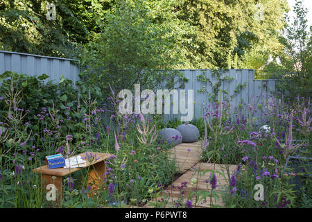 East Molesey, Regno Unito. 2 Luglio, 2018.Southend giovani delinquenti "un luogo di pensare". Premere il tasto Giorno avviene ad RHS Hampton Court Palace Flower Show che corre dal 2º-8Luglio 2018. È la più grande fiera dei fiori nel mondo che coprono oltre 34 acri con il pezzo centrale essendo la lunga passeggiata. Ci sono vari giardini per ammirare e raccogliere idee da lungo con impianto, bancarelle di fiori e di varie altre funzioni di giardino. Credito: Keith Larby/Alamy Live News Foto Stock