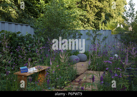 East Molesey, Regno Unito. 2 Luglio, 2018.Southend giovani delinquenti "un luogo di pensare". Premere il tasto Giorno avviene ad RHS Hampton Court Palace Flower Show che corre dal 2º-8Luglio 2018. È la più grande fiera dei fiori nel mondo che coprono oltre 34 acri con il pezzo centrale essendo la lunga passeggiata. Ci sono vari giardini per ammirare e raccogliere idee da lungo con impianto, bancarelle di fiori e di varie altre funzioni di giardino. Credito: Keith Larby/Alamy Live News Foto Stock