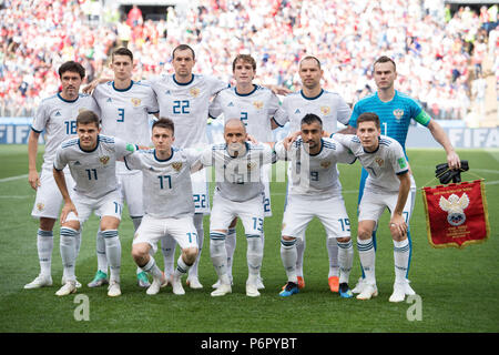 ORleft a destra Yury ZHIRKOV (RUS), Ilya KUTEPOV (RUS), Artem DZYUBA (RUS), Mario Fernandes (RUS), Sergey IGNASHEVICH (RUS), portiere Igor AKINFEEV (RUS), uRleft a destra romanzo ZOBNIN (RUS), Aleksandr GOLOVIN (RUS), Fedor KUDRIASHOV (RUS), Alexander SAMEDOV (RUS), Daler KUZIAEV (RUS), team foto, foto di gruppo, team foto, team foto, figura intera, modalità paesaggio, Spagna (ESP) - Russia (RUS) 3: 4 iE, Round di 16, Gioco 51, su 01.07.2018 a Mosca; Coppa del Mondo di Calcio 2018 in Russia dal 14.06. - 15.07.2018. | Utilizzo di tutto il mondo Foto Stock