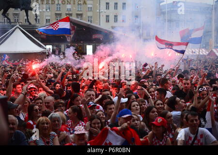 Zagabria, Croazia. 1 Luglio, 2018. Gli appassionati di Croazia guarda il 2018 FIFA World Cup match tra la Croazia e la Danimarca a Zagabria in Croazia, il 1 luglio 2018. La Croazia ha vinto 4-3 (3-2 in pena shootout) e avanzate per i quarti di finale. Credito: Marko Prpic/Xinhua/Alamy Live News Foto Stock