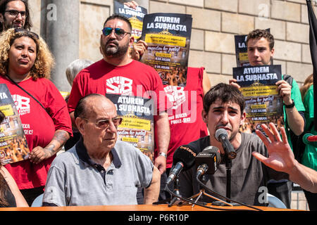 Barcellona, Spagna. Il 2 luglio 2018. Un gruppo di attivisti per alloggiamento pubblico visto parlare durante la conferenza stampa. La Generalitat della Catalogna intende auction questa settimana 47 proprietà dal 'intestada' eredità. Nonostante il fatto che dal Dipartimento di Economia della Generalitat assicura che la raccolta passa per le spese sociali che essi w Credito: SOPA Immagini limitata/Alamy Live News Foto Stock