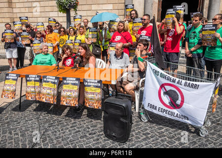 Barcellona, Spagna. Il 2 luglio 2018. Un gruppo di attivisti per alloggiamento pubblico visto parlare durante la conferenza stampa. La Generalitat della Catalogna intende auction questa settimana 47 proprietà dal 'intestada' eredità. Nonostante il fatto che dal Dipartimento di Economia della Generalitat assicura che la raccolta passa per le spese sociali che essi w Credito: SOPA Immagini limitata/Alamy Live News Foto Stock