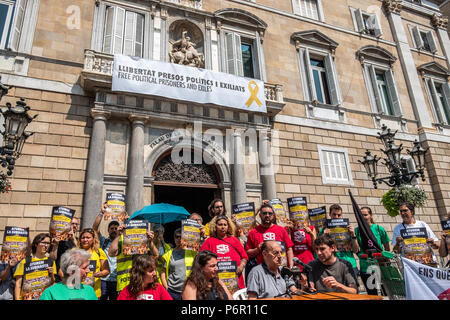 Barcellona, Spagna. Il 2 luglio 2018. Un gruppo di attivisti per alloggiamento pubblico visto durante la conferenza stampa. La Generalitat della Catalogna intende auction questa settimana 47 proprietà dal 'intestada' eredità. Nonostante il fatto che dal Dipartimento di Economia della Generalitat assicura che la raccolta passa per le spese sociali che essi smetteranno di credito: SOPA Immagini limitata/Alamy Live News Foto Stock