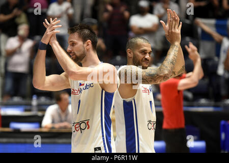 Pardubice, Repubblica Ceca. Il 29 giugno, 2018. Vojtech Hruban, sinistra e Blake Schilb (entrambi CZE) grazie a ventole dopo uomini del mondo del basket Championschip 2019 Qualification Group F match Repubblica Ceca vs Finlandia a Pardubice, Repubblica ceca, 29 giugno 2018. Credito: Josef Vostarek/CTK foto/Alamy Live News Foto Stock