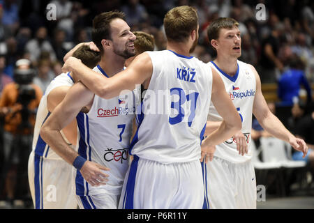 Pardubice, Repubblica Ceca. Il 29 giugno, 2018. Giocatori cechi celebrare dopo uomini del mondo del basket Championschip 2019 Qualification Group F match Repubblica Ceca vs Finlandia a Pardubice, Repubblica ceca, 29 giugno 2018. Credito: Josef Vostarek/CTK foto/Alamy Live News Foto Stock