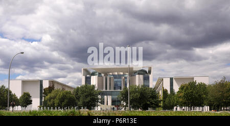 Berlino, Germania. 02Luglio, 2018. Nuvole che passa al di sopra della cancelleria. Credito: Wolfgang Kumm/dpa/Alamy Live News Foto Stock