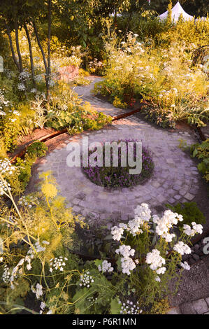 Londra, Regno Unito. Il 2 luglio 2018. La salute e il benessere del giardino (progettata da Alexandra Noble) una delle più belle ed eleganti giardini mostra sul display a 2018 RHS Hampton Court Flower Show che si è aperto oggi a motivi di Hampton Court Palace, London, Regno Unito - 02 luglio 2018. Credito: Michael Preston/Alamy Live News Credito: Michael Preston/Alamy Live News Foto Stock