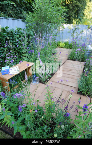 Londra, Regno Unito. Il 2 luglio 2018. Il Southend giovani delinquenti "un luogo di pensare" (giardino progettato da James Callicott) una delle più belle ed eleganti giardini mostra sul display a 2018 RHS Hampton Court Flower Show che si è aperto oggi a motivi di Hampton Court Palace, London, Regno Unito - 02 luglio 2018. "Un luogo di pensare" è un informale giardino progettato per fornire ai giovani con uno spazio rilassante, dove possono unificare e riflettono l'uno con l'altro. È stato realizzato da giovani autori di reati (con supporto da Southend consiglio) consentendo loro di apprendere nuove abilità che li aiuteranno a costruire su un brigh Foto Stock