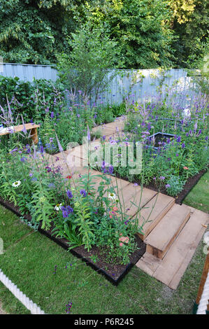 Londra, Regno Unito. Il 2 luglio 2018. Il Southend giovani delinquenti "un luogo di pensare" (giardino progettato da James Callicott) una delle più belle ed eleganti giardini mostra sul display a 2018 RHS Hampton Court Flower Show che si è aperto oggi a motivi di Hampton Court Palace, London, Regno Unito - 02 luglio 2018. "Un luogo di pensare" è un informale giardino progettato per fornire ai giovani con uno spazio rilassante, dove possono unificare e riflettono l'uno con l'altro. È stato realizzato da giovani autori di reati (con supporto da Southend consiglio) consentendo loro di apprendere nuove abilità che li aiuteranno a costruire su un brigh Foto Stock