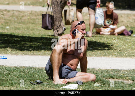 Bath, Regno Unito, 2 luglio, 2018. Come bagno gode di un altro molto calda e soleggiata giornata un uomo seduto in Queens Square è raffigurato godendo il sole, forecasters prevedono che il clima caldo proseguirà anche nella prossima settimana. Credito: lynchpics/Alamy Live News Foto Stock