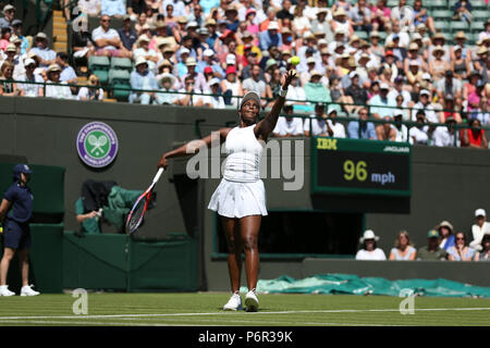 Londra, Regno Unito. Il 2 luglio 2018, All England Lawn Tennis e Croquet Club di Londra, Inghilterra; Wimbledon Tennis campionati, giorno 1; Sloane Stephens (USA) serve a Donna Vekic (CRO) Credit: Azione Plus immagini di sport/Alamy Live News Foto Stock