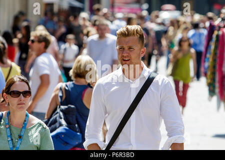 Bath, Regno Unito, 2 luglio, 2018. Come bagno gode di un altro molto calda e soleggiata giornata gli acquirenti sono ritratte godendo il sole, forecasters prevedono che il clima caldo proseguirà anche nella prossima settimana. Foto Stock