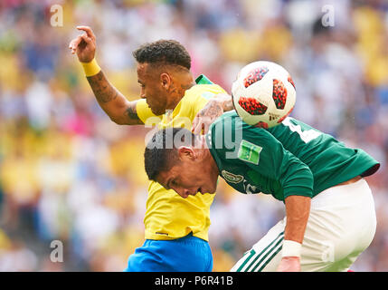 Samara, Russia. Il 2 luglio 2018. Brasil - Messico, calcio, Samara, luglio 02, 2018, Neymar reggiseno 10 competere per la palla, affrontando, duello, testata contro Edson ALVAREZ, Mex 21 BRASIL - MESSICO - Coppa del Mondo FIFA 2018 RUSSIA, meglio di 16, Stagione 2018/2019, luglio 02, 2018 Stadium di Samara, Russia. © Peter Schatz / Alamy Live News Foto Stock