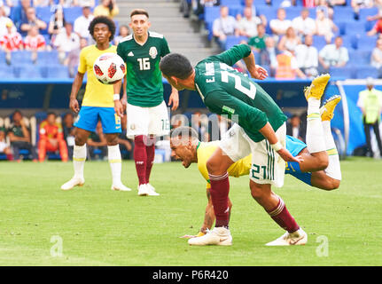 Samara, Russia. Il 2 luglio 2018. Brasil - Messico, calcio, Samara, luglio 02, 2018, Neymar reggiseno 10 competere per la palla, affrontando, duello, testata contro Edson ALVAREZ, Mex 21 BRASIL - MESSICO - Coppa del Mondo FIFA 2018 RUSSIA, meglio di 16, Stagione 2018/2019, luglio 02, 2018 Stadium di Samara, Russia. © Peter Schatz / Alamy Live News Foto Stock