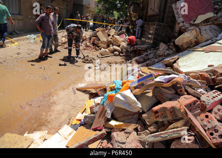 Il Cairo, Egitto. 2 Luglio, 2018. I soccorritori egiziano lavoro presso il crollo dell'edificio sito nel Shobra borough del Cairo in Egitto il 2 luglio 2018. Due edifici crollati in Cairo il lunedì. Credito: Ahmed Gomaa/Xinhua/Alamy Live News Foto Stock