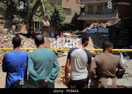 Il Cairo, Egitto. 2 Luglio, 2018. Le persone sono considerate al crollo dell'edificio sito nel Shobra borough del Cairo in Egitto il 2 luglio 2018. Due edifici crollati in Cairo il lunedì. Credito: Ahmed Gomaa/Xinhua/Alamy Live News Foto Stock