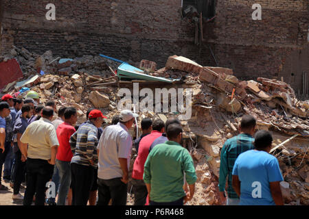 Il Cairo, Egitto. 2 Luglio, 2018. Le persone sono considerate al crollo dell'edificio sito nel Shobra borough del Cairo in Egitto il 2 luglio 2018. Due edifici crollati in Cairo il lunedì. Credito: Ahmed Gomaa/Xinhua/Alamy Live News Foto Stock