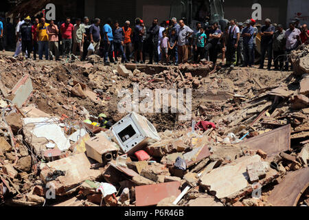 Il Cairo, Egitto. 2 Luglio, 2018. Le persone sono considerate al crollo dell'edificio sito nel Shobra borough del Cairo in Egitto il 2 luglio 2018. Due edifici crollati in Cairo il lunedì. Credito: Ahmed Gomaa/Xinhua/Alamy Live News Foto Stock