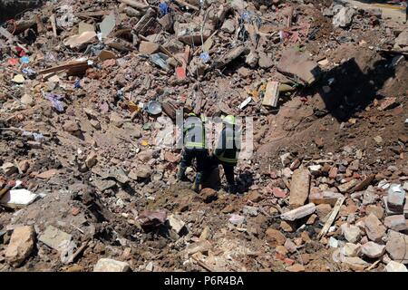 Il Cairo, Egitto. 2 Luglio, 2018. I soccorritori egiziano lavoro presso il crollo dell'edificio sito nel Shobra borough del Cairo in Egitto il 2 luglio 2018. Due edifici crollati in Cairo il lunedì. Credito: Ahmed Gomaa/Xinhua/Alamy Live News Foto Stock