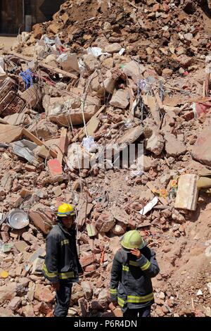 Il Cairo, Egitto. 2 Luglio, 2018. I soccorritori egiziano lavoro presso il crollo dell'edificio sito nel Shobra borough del Cairo in Egitto il 2 luglio 2018. Due edifici crollati in Cairo il lunedì. Credito: Ahmed Gomaa/Xinhua/Alamy Live News Foto Stock