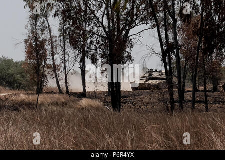 Striscia di Gaza Border, Israele. 2 Luglio, 2018. Un IDF Merkava equipaggio serbatoio pattugliano la zona vicino alla striscia di Gaza. Un ondata di incendi dolosi Palestinese terrorismo è ora di entrare nel suo quarto mese. Firebombs ed esplosivi vengono consegnate dalla striscia di Gaza in Israele per mezzo di volo degli aquiloni o elio palloncini pieni. Una quarantina di chilometri quadrati di campi agricoli e terreni forestali sono stati accesi. Foto Stock