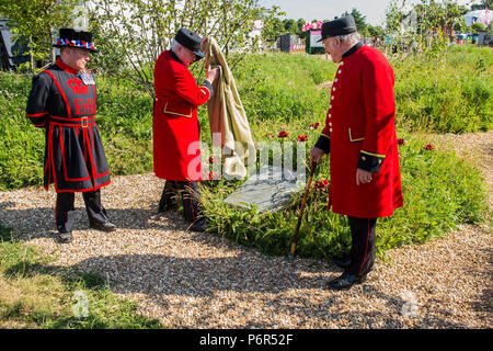 Londra, Regno Unito. Il 2 luglio 2018. Scoprimento di una lapide segna il 24 parchi e palazzi reali giardinieri e guardiaparco che hanno perso la vita nella prima guerra mondiale. Hampton Court " Campi di battaglia per le farfalle' omaggio garden (creato dagli storici palazzi reali giardinieri) con due Chelsea i pensionati - che hanno assistito con la coltivazione di piante per il giardino - e un Yeoman Warder di HM Tower of London, tutti coloro che hanno servito un minimo di 22 anni nelle forze armate - ,premere giorno della RHS Hampton Court Flower Show. Credito: Guy Bell/Alamy Live News Foto Stock