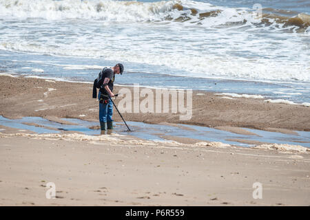 Skegness, Regno Unito, 2 luglio 2018. Un uomo cerca una spiaggia con un rivelatore di metalli in cerca di tesori nascosti durante il recente canicola estiva con temperature che raggiungono i 27 gradi. Credito: Steven Booth/Alamy Live News. Foto Stock