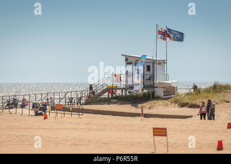 Skegness, Regno Unito. Il 2 luglio 2018. Il RNLI life guard capanna sulla spiaggia di Skegness cercando più come dovrebbe essere in California come l'attuale ondata di calore continua a portare alle temperature alte come 30 gradi per il Regno Unito. Credito: Steven Booth/Alamy Live News. Foto Stock