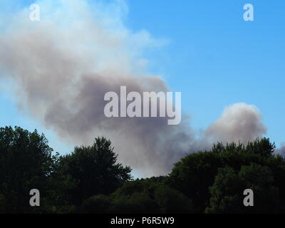 Cookham, UK. 2 lug 2018. Fuoco di campo scoppiata a Little Marlow può essere visto per miglia. Visto qui da Cookham. 20 vigili del fuoco sono stati inviati vicino Wyevale Centro giardino intorno a 4:30pm. A404 è stato costretto a essere chiuso, creando il caos sulle strade. Credito: Amy Deats/Alamy Live News Foto Stock