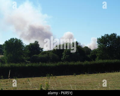 Cookham, UK. 2 lug 2018. Fuoco di campo scoppiata in Little Marlow può essere visto per miglia. Visto qui da Cookham. 20 vigili del fuoco sono stati inviati vicino al Wyevale Centro giardino intorno a 4:30pm. A404 è stato costretto a chiudere, creando il caos del traffico sulle strade. Credito: Amy Deats/Alamy Live News Foto Stock